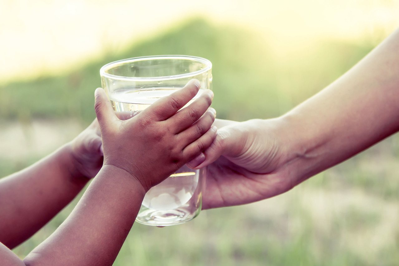 炎炎夏日，適當的喝水，對我們的身體健康非常重要。多喝水有哪些好處？