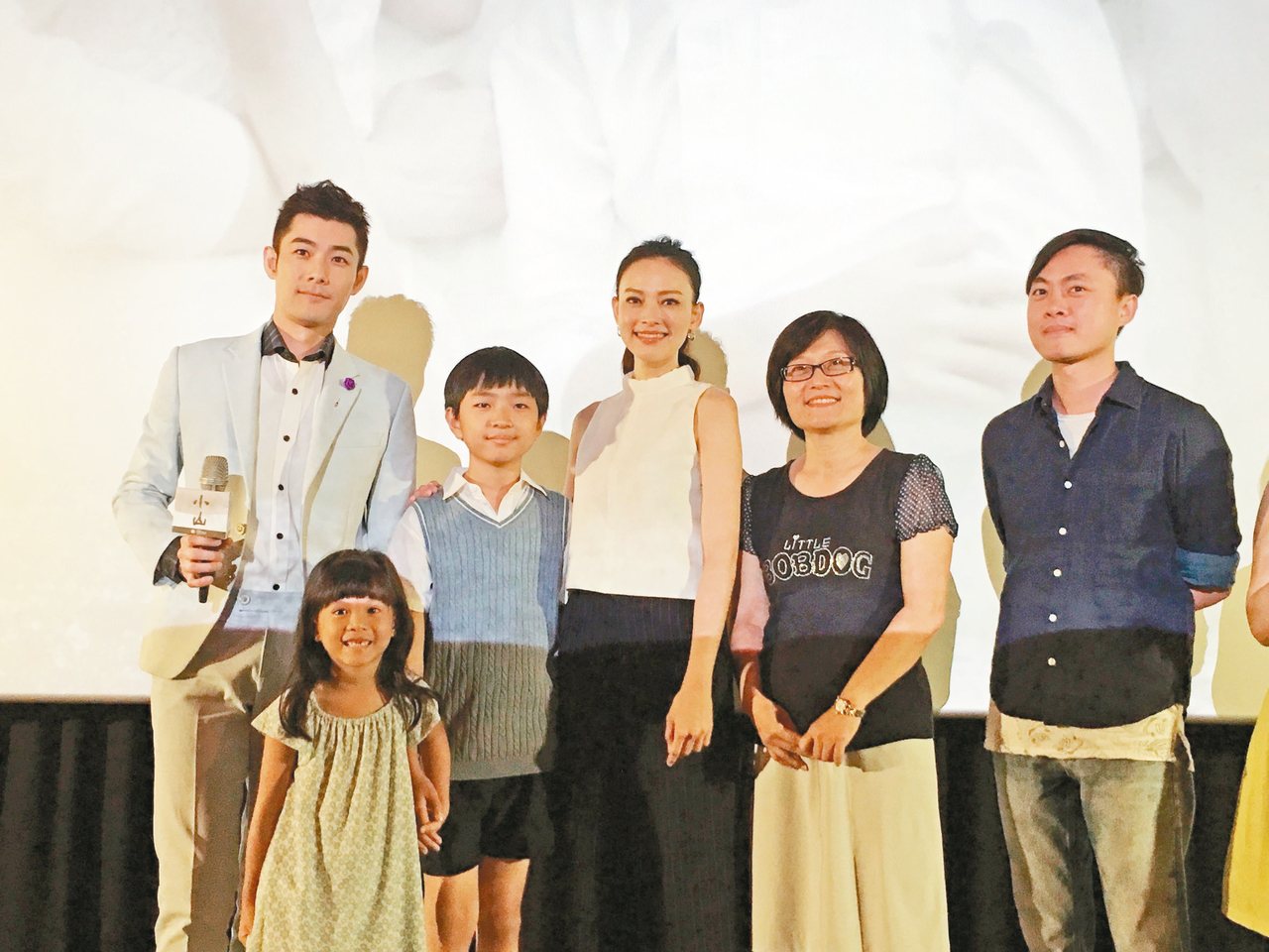 衛福部社家署推出微電影「小山」，找來影星施易男(左一)、姚以緹(左四)演出，呼籲社會大眾共同關心兒少高風險家庭。
