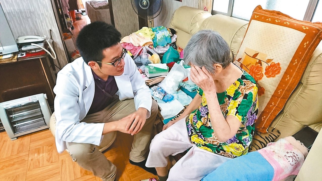 台中醫院家醫科住院醫師劉志遠（左）正在為阿嬤評估健康狀況。