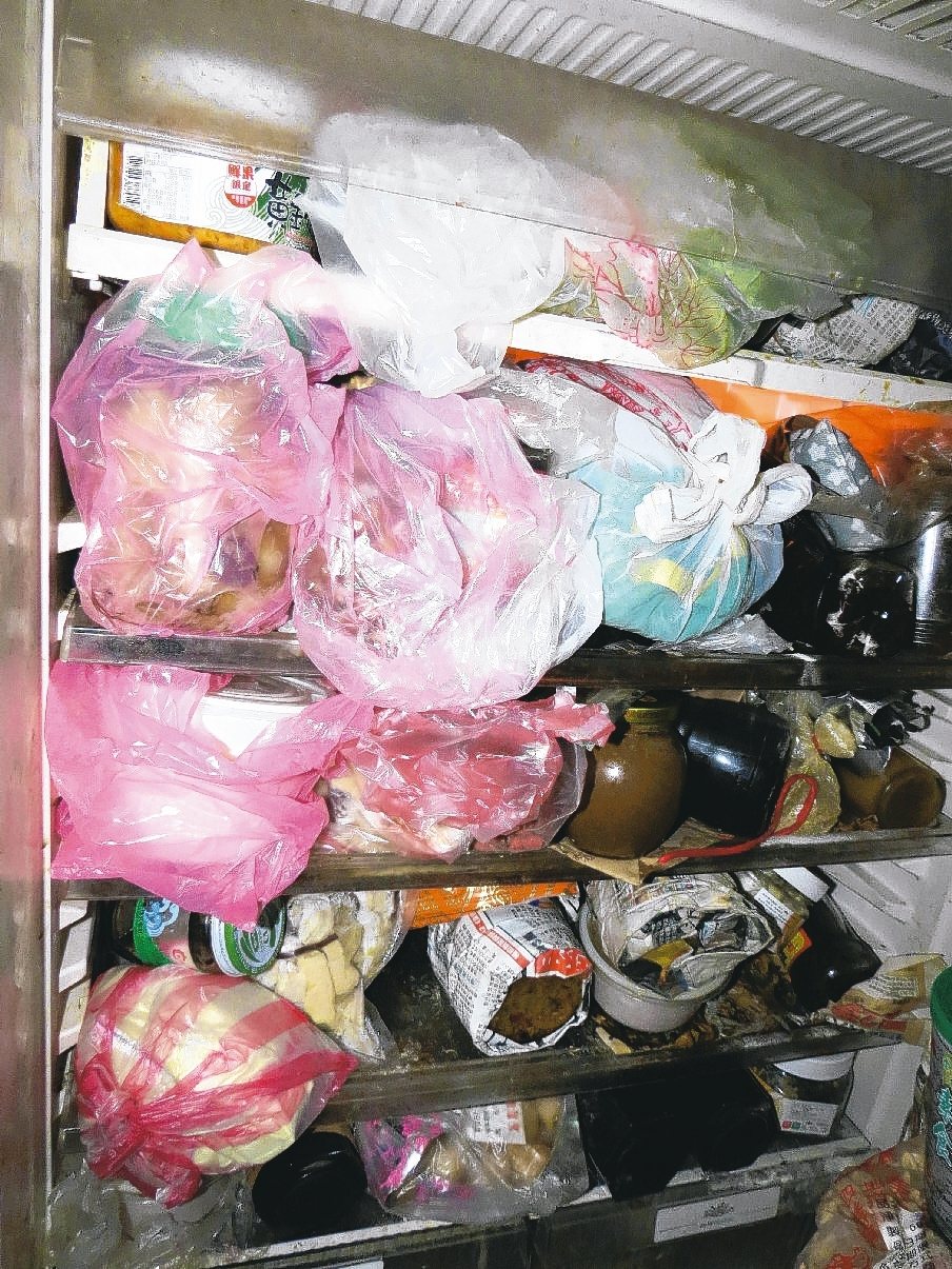 許多民眾冰箱塞滿各式食材與菜尾，容易造成食物汙染。