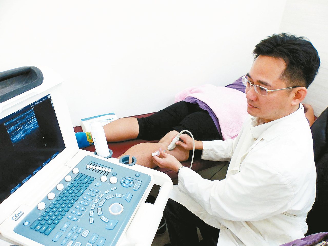謝男右膝疼痛，醫師楊鎮嘉在患部周邊注射葡萄糖後，獲得改善。