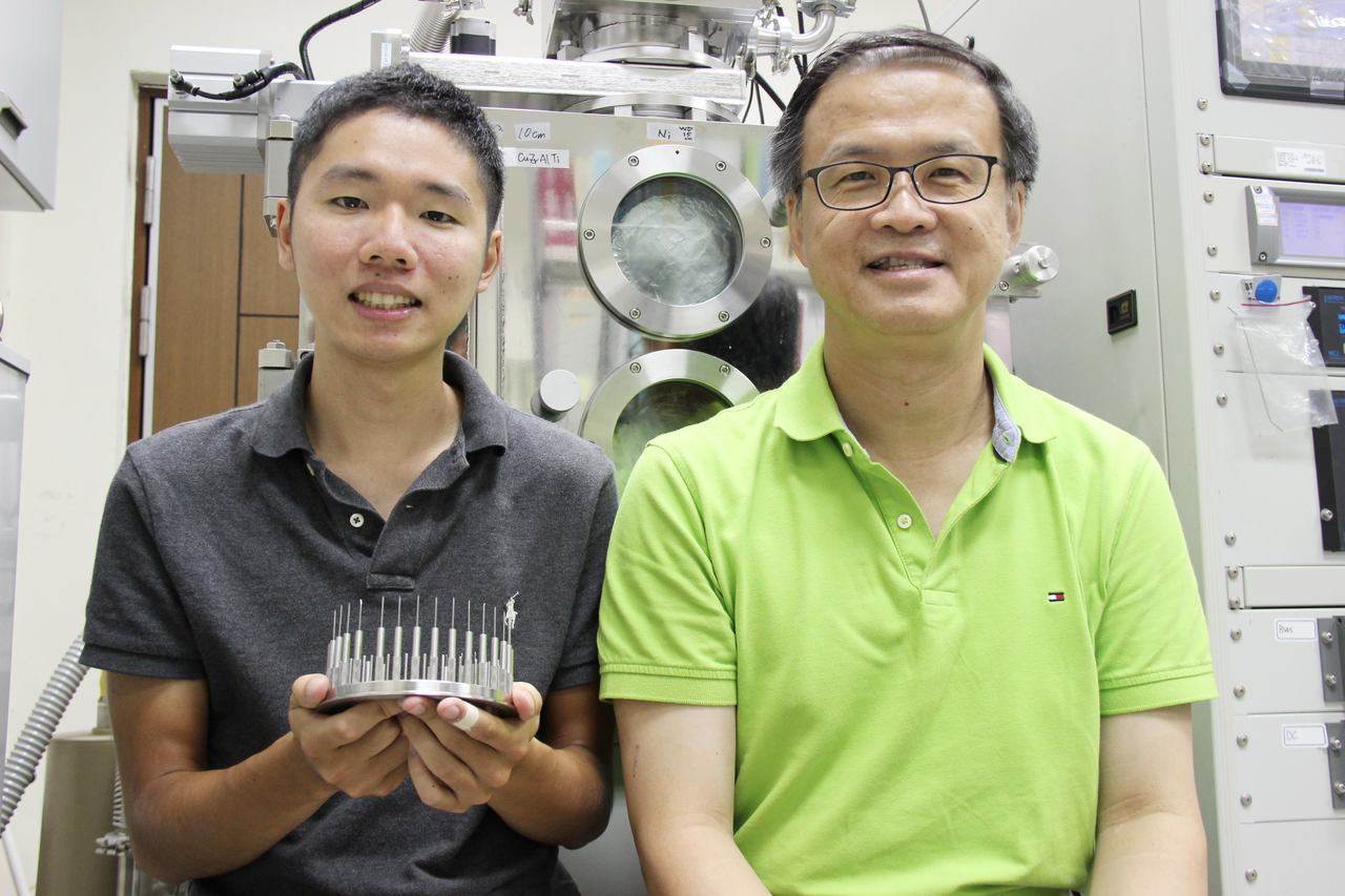 台科大朱瑾教授(右)與學生游家齊(左)團隊研究金屬玻璃鍍層針頭讓打針不痛，登上國際專業期刊《科學報導》。圖／台科大提供