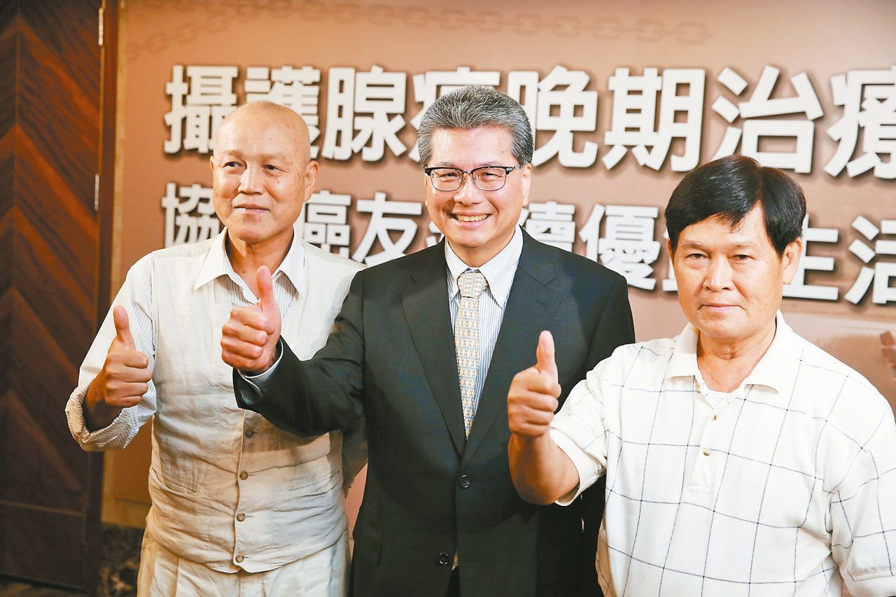 台北榮總一般泌尿科主任張延驊(中)和現身說法的病友林光亮(左)及蕭文彬(右)，提醒大家注意攝護腺保健。