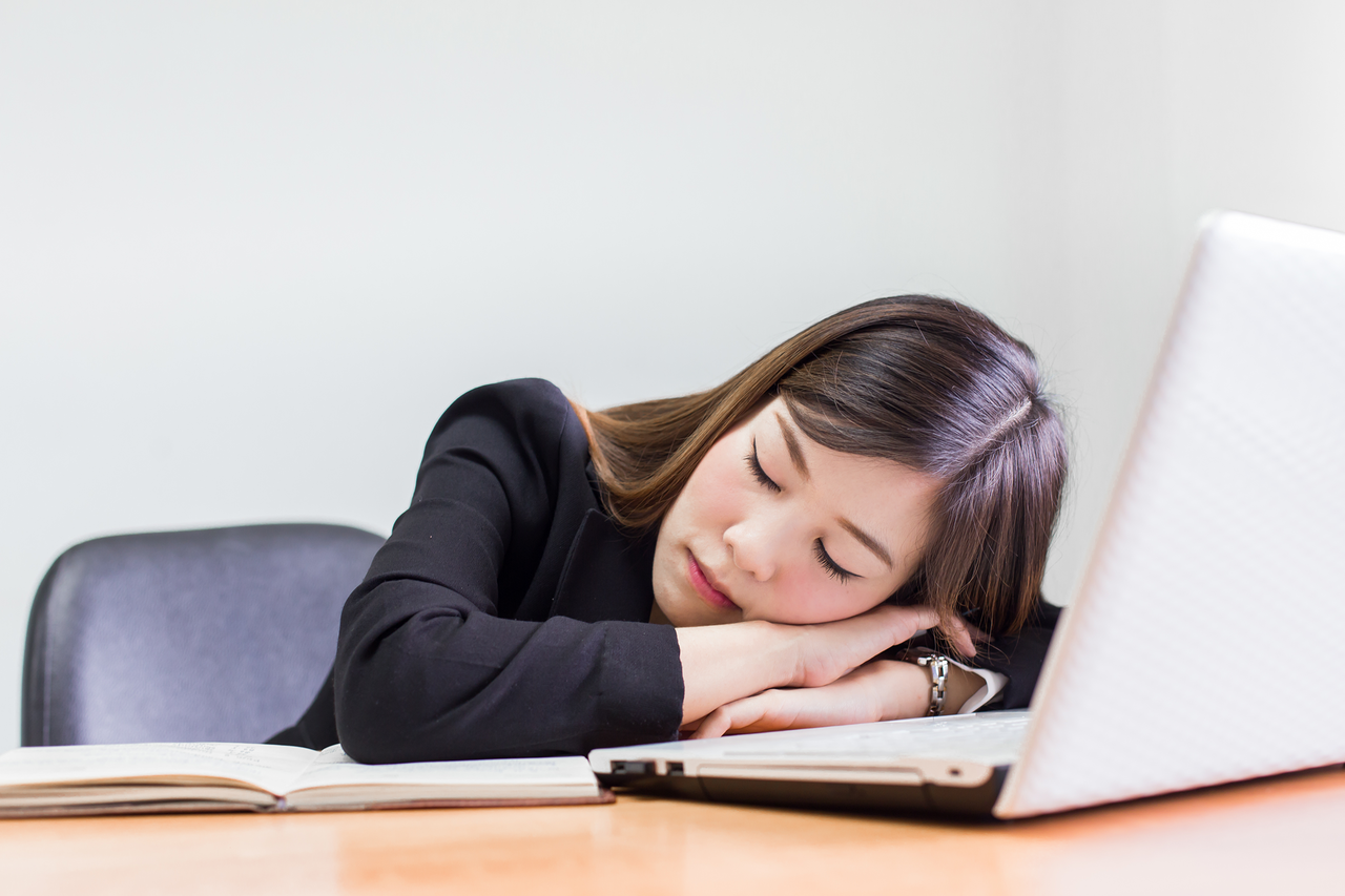 睡午覺已被多項研究證實有助於減輕睡眠不足的負面影響，比咖啡因更能減輕人的睡意。它能改善個人的短暫記憶、整體情緒及認知能力。