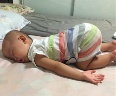 孩子發燒累到直接睡著，家長給予退燒藥前，應注意體重以及劑量，還有發燒的溫度。圖／讀者提供