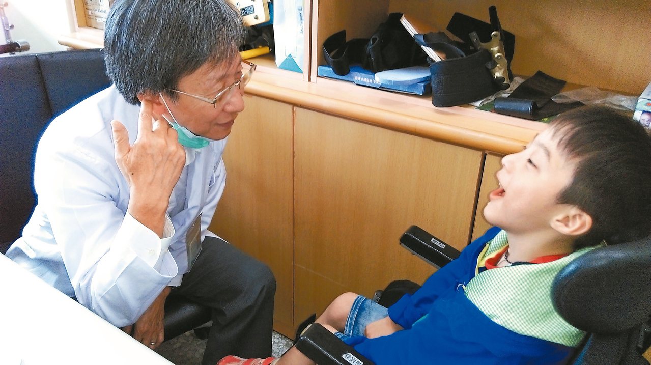 吳炎村(左)醫師10多年來最先投入早療復健，深入偏鄉用愛造福無數慢飛天使，是早療兒眼中慈祥的醫生伯伯。
