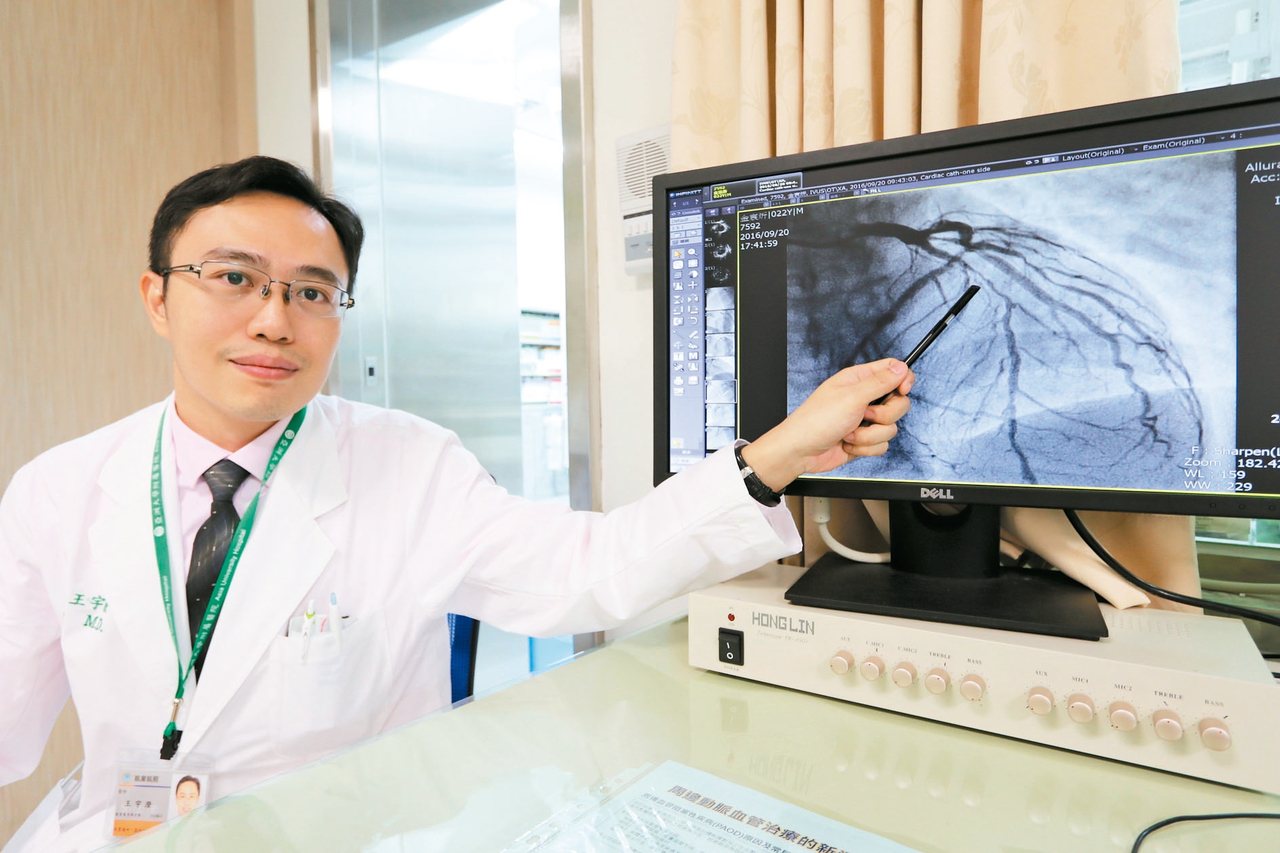 亞洲大學附屬醫院心臟科主任醫師王宇澄指出，膽固醇指數過高，很可能來自家族遺傳，造成心臟血管堵塞嚴重。