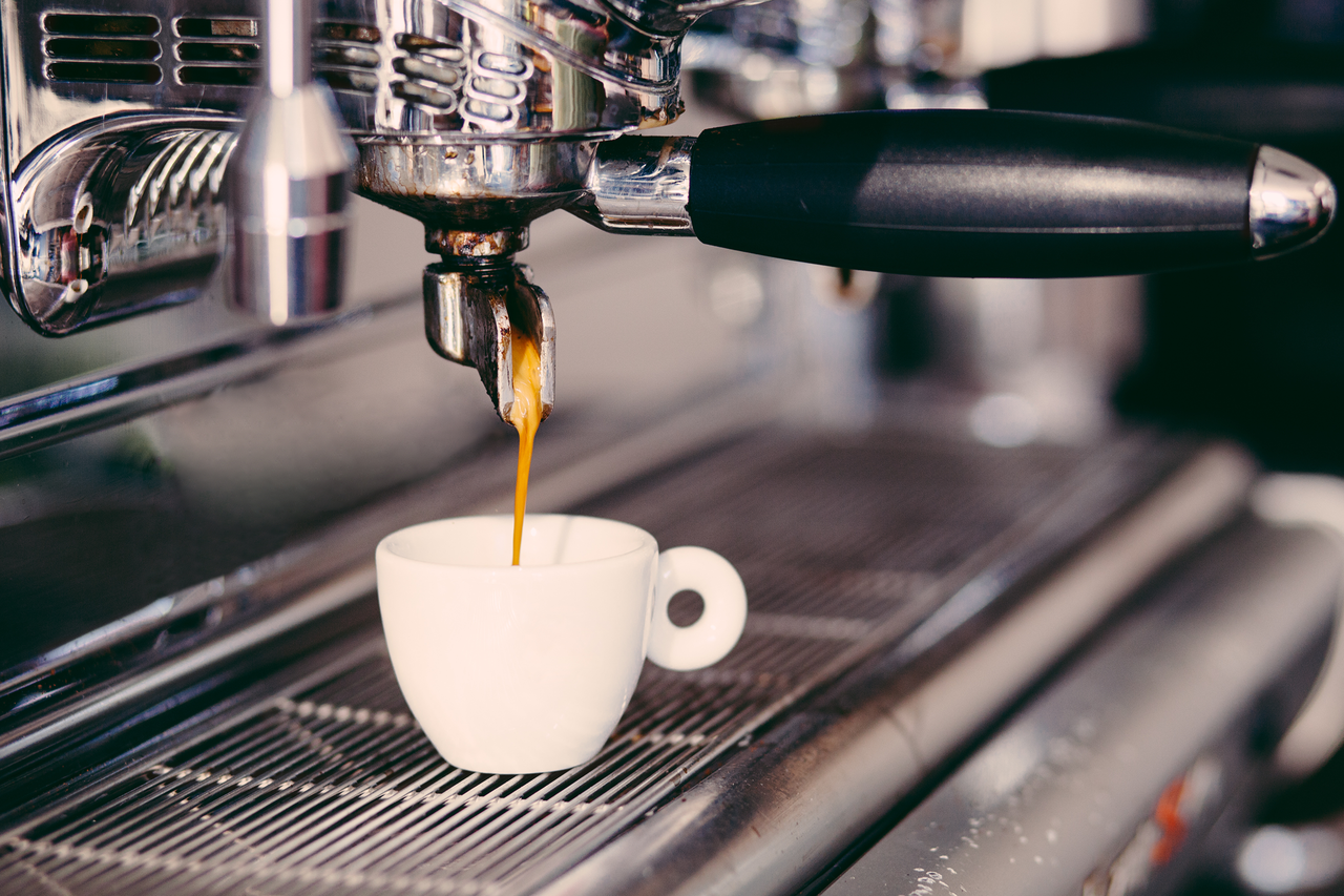 研究顯示，65歲以上的女性攝取咖啡因的正常分量，其認知衰退的可能大降36%。不過，專家還不知道為何每天喝兩杯咖啡，有助預防失智。