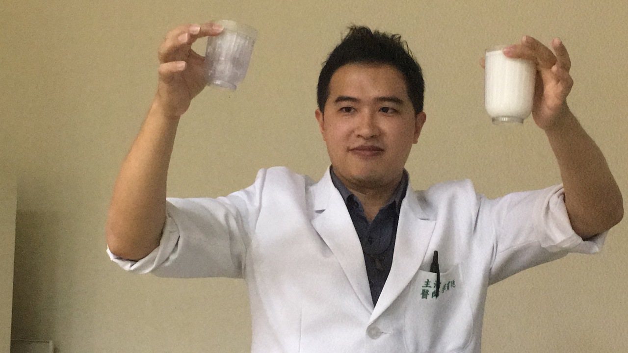 衛福部台南醫院新化分院家醫科主治醫師李貫廷衛教前先露一手魔術，帶動現場氣氛。