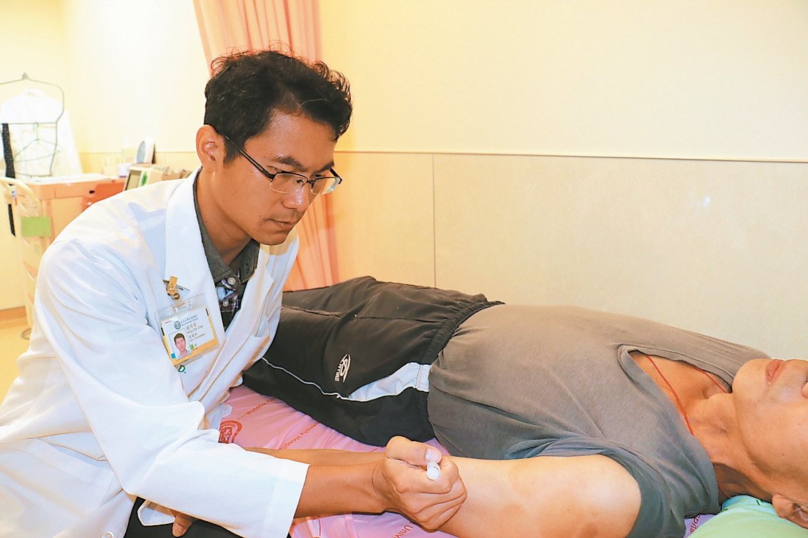 亞洲大學附屬醫院復健科主任趙明哲利用肉毒桿菌，治療中風患者。