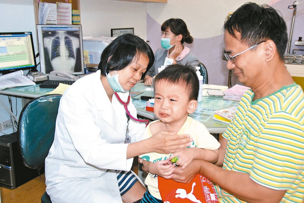 台南郭綜合醫院小兒科醫師王莉惠（左）為小孩診療。圖非當事人。