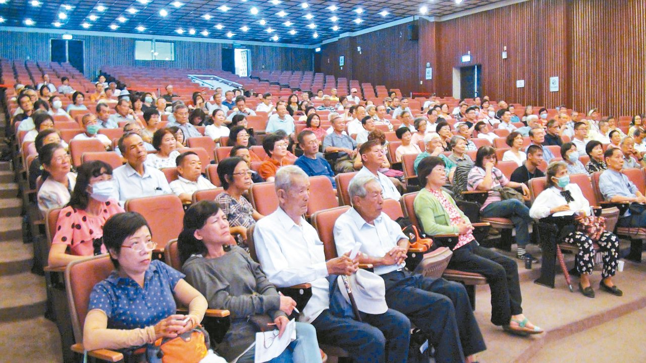 元氣周報在高雄蓮潭會館舉辦「植牙的陷阱」講座，吸引許多關心牙齒保健的民眾聆聽。