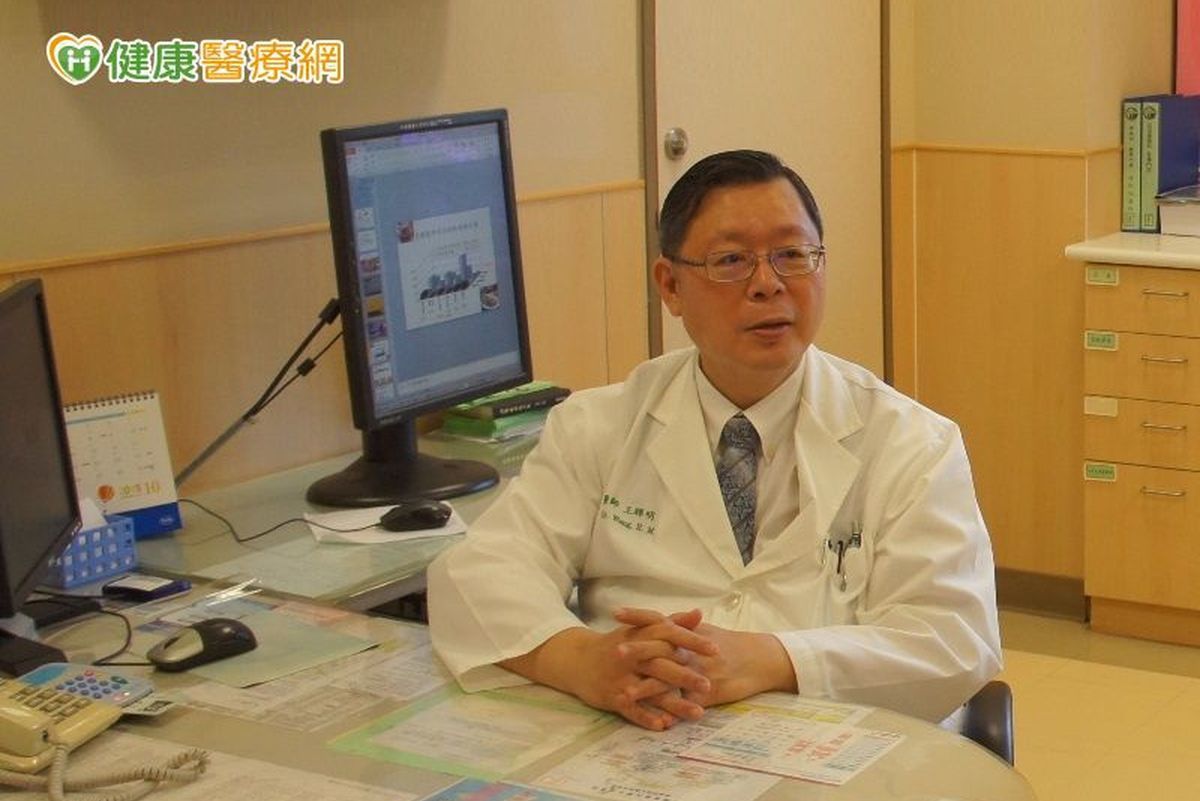 台灣腸癌病友協會榮譽理事長王輝明表示，透過篩檢早期發現，可有效降低大腸癌致死率。