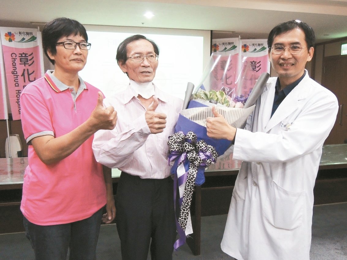 53歲鐵工陳永福（中）5年罹癌5次，終於下決心要戒菸，主治醫師許嘉芳昨送花祝福他早日恢復健康。