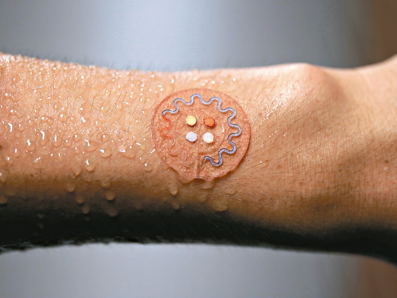 美國西北大學研究人員開發出比台幣10元銅板略大的皮膚貼片(見圖)，可在使用者運動時檢測他們的汗水，並將結果傳送至智慧手機，可能成為追蹤個人健康狀態的新方法。