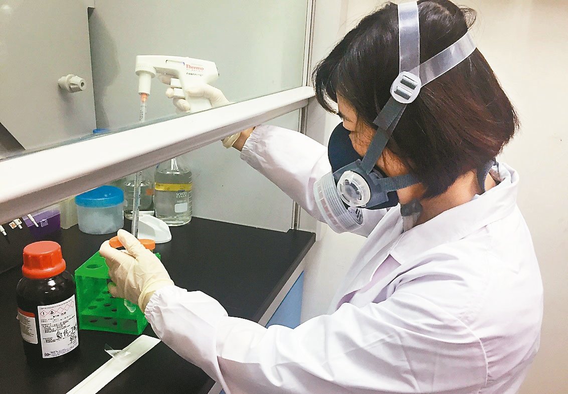 弘光研究員在實驗室裡快速檢測諾羅病毒。