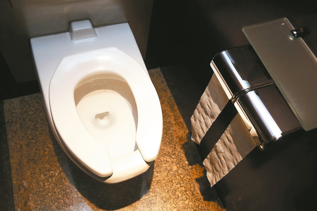 環保署長李應元宣示，用過的衛生紙丟進馬桶，不要丟垃圾桶。