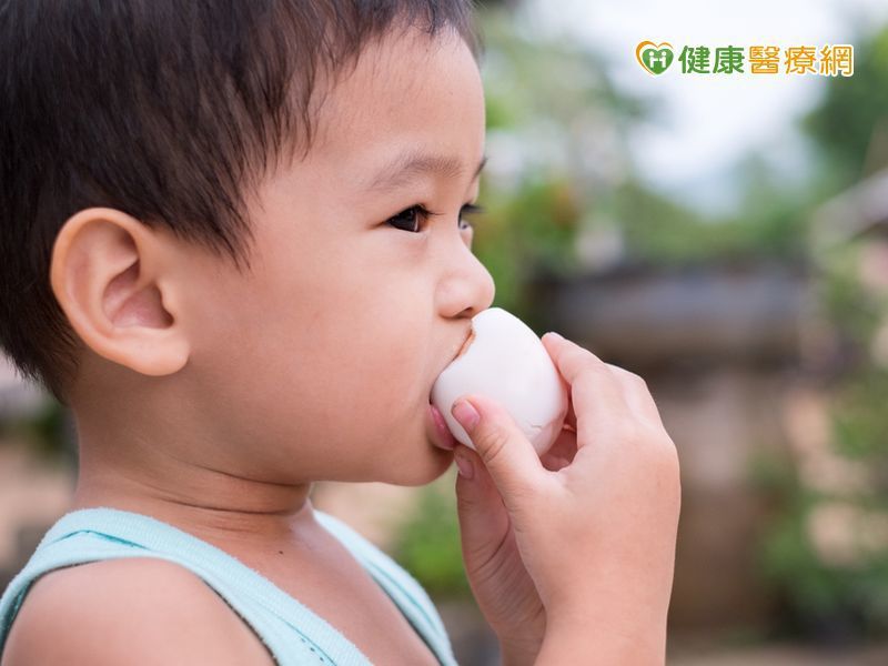 醫師表示，多數對蛋過敏的孩子是對生蛋、半熟蛋、蛋白等過敏，對蛋糕、麵包等，並不會產生過敏反應。