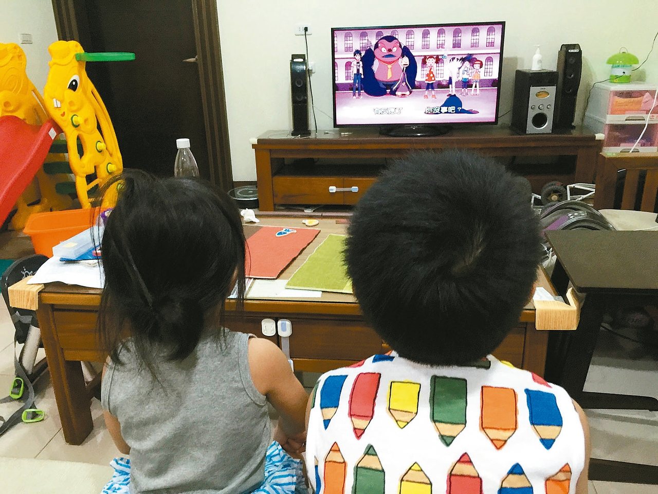 國內研究發現，學齡前兒童每天看電視時間超過兩個小時，肥胖率為一般小朋友的兩倍。