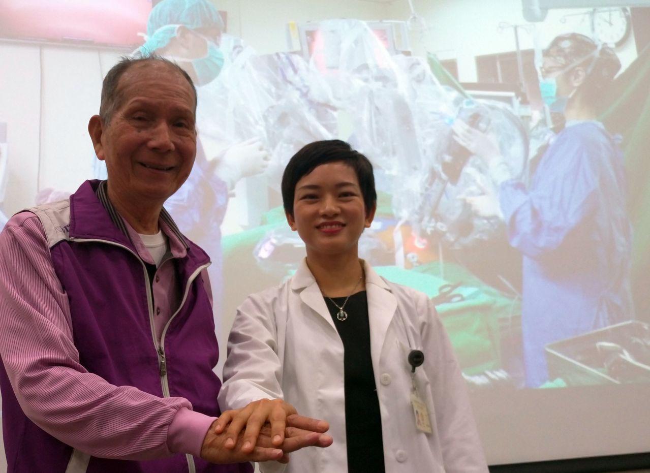 80歲的尤姓病患（左）感謝為他手術的外科醫師陳怡如（右）。記者趙容萱／攝影