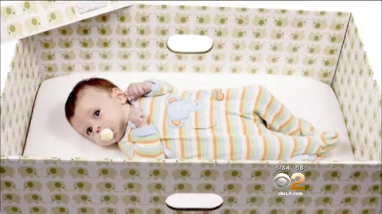 芬蘭嬰兒床。圖／翻攝自CBS Los Angeles YouTube