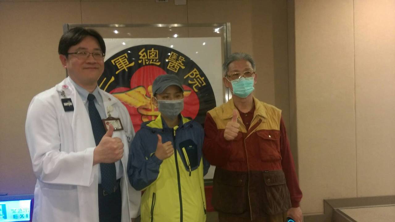 34歲的蔡小姐（圖中）採取螺旋刀放射線治療後，降低副作用，造血幹細胞移植後人生煥然一新。

圖／三總提供