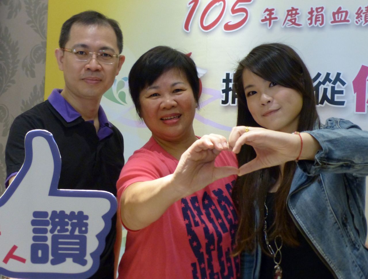 鄧羽媗（中）捐血的熱情，感動兒子翁偉桐（左）、女兒翁思縈（右），3人持續捐血，樂當熱血家族。
