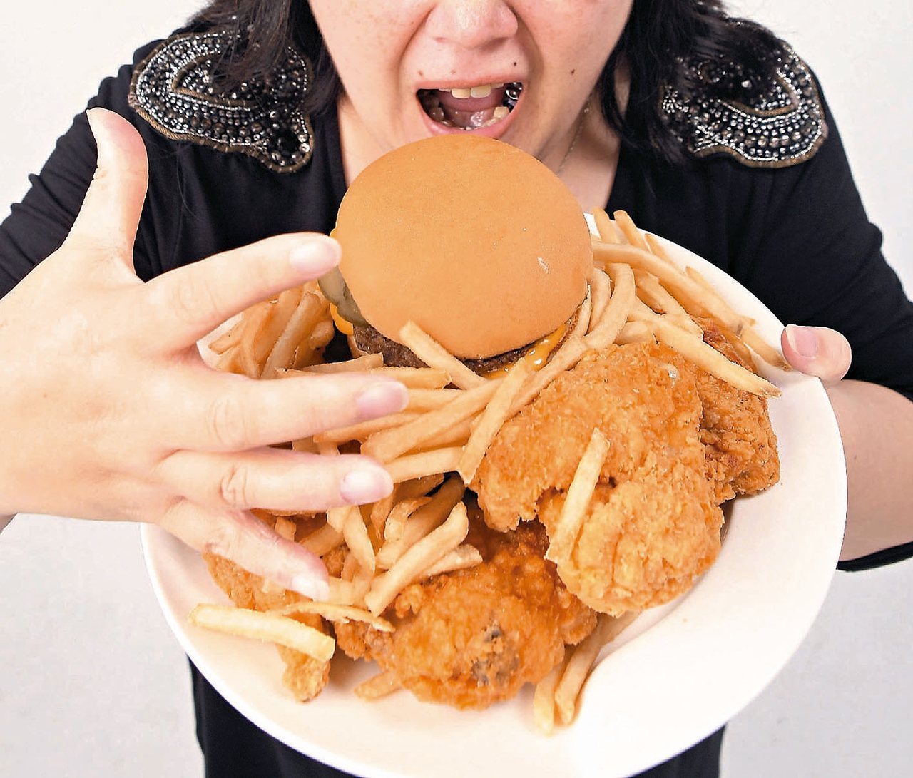 長期攝取高油、高糖、高熱量食物，會導致肥胖。