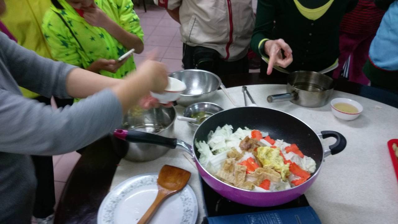白菜滷也可以很健康！台北市立聯合醫院營養師至士林神農宮「神農樂活棧」舉辦老人共餐時，現場指導民眾烹調技巧，學作簡單又健康的白菜滷料理。圖／台北市立聯合醫院提供