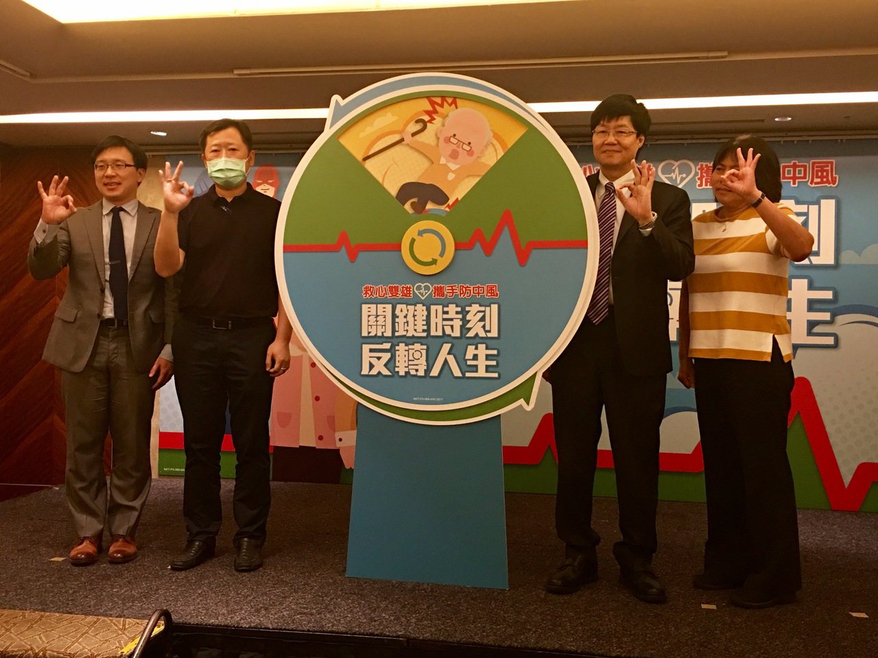 圖左至右分別為李俊偉醫師、黃老先生的兒子、江晨恩醫師、傅維仁醫師。 記者鄧桂芬/攝影