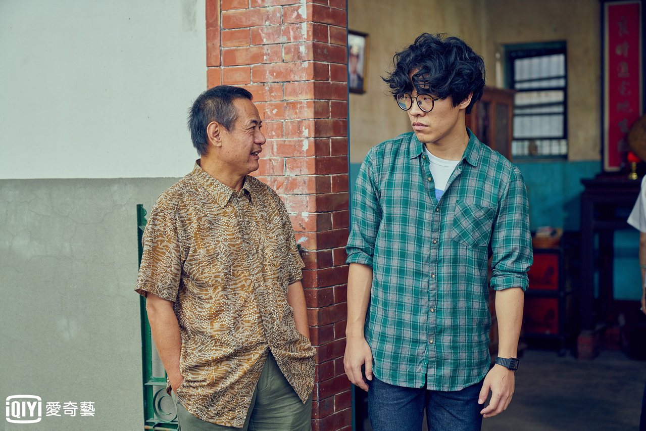 盧廣仲(右)、蔡振南在《花甲男孩轉大人》中詮釋父子，有許多精采對手戲。圖／愛奇藝台灣站提供