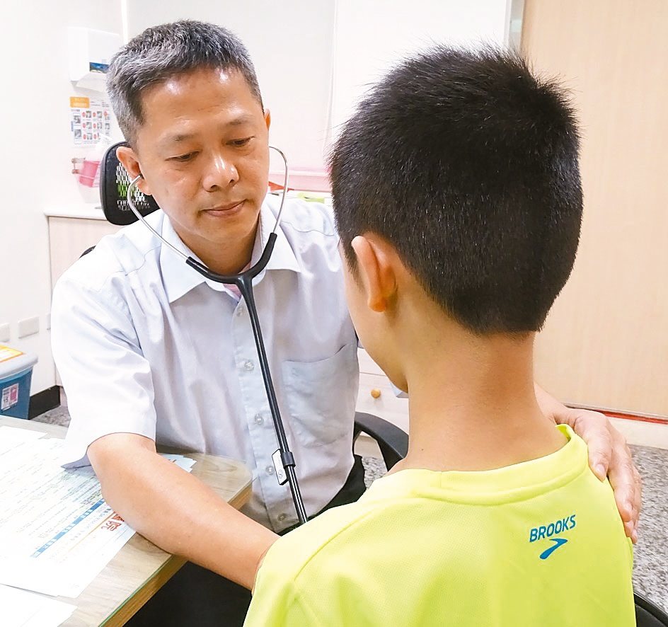 員生醫院小兒科醫師王凱立（左）為幼童患者進行聽診。