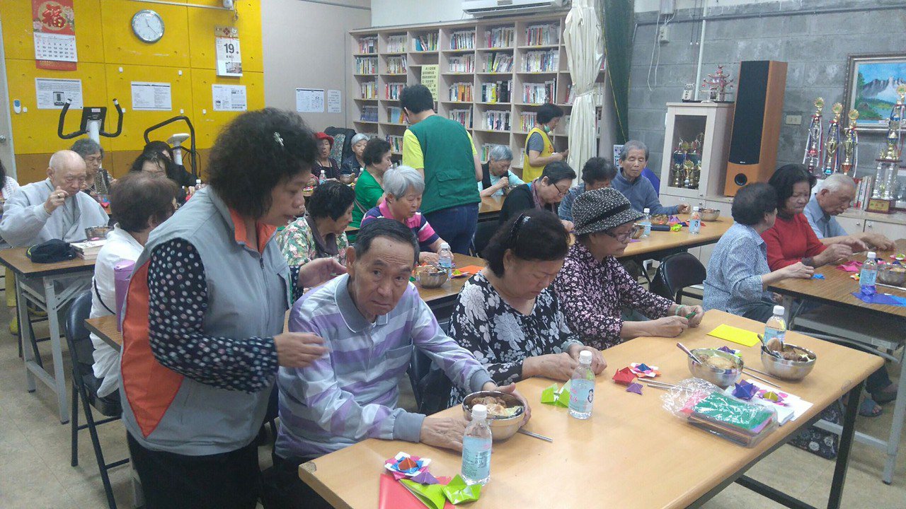 洪若樸（左）設計餐後手作課程，希望長者除了外出共餐，也能藉由團體活動讓心情放鬆。