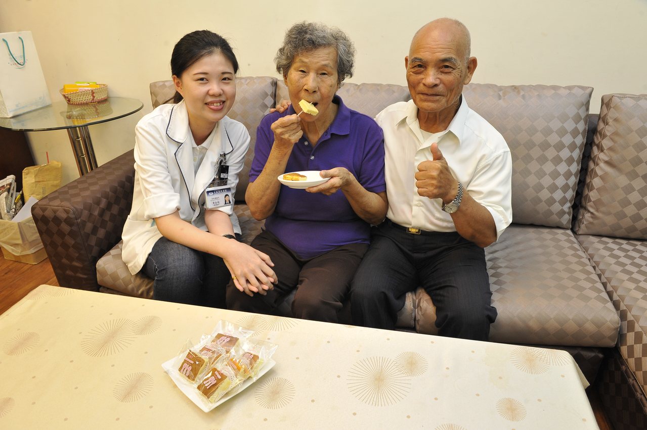 八年級護理師李佳玲(左)巧製愛心蛋糕，病人享受健康下午茶。圖／大林慈濟醫院提供