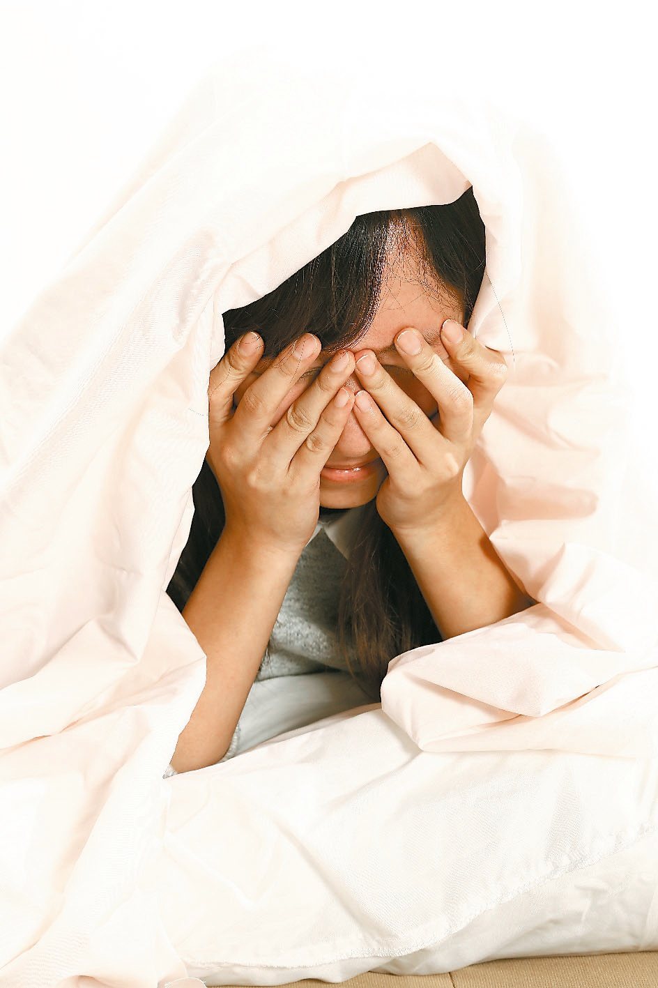 鬼壓床在睡眠醫學上的正式名稱為「睡眠癱瘓」（sleep paralysis），是指在睡覺時突然意識變清醒，而肌肉神經還未醒，就會出現神志清晰，但身體無法動彈的現象。