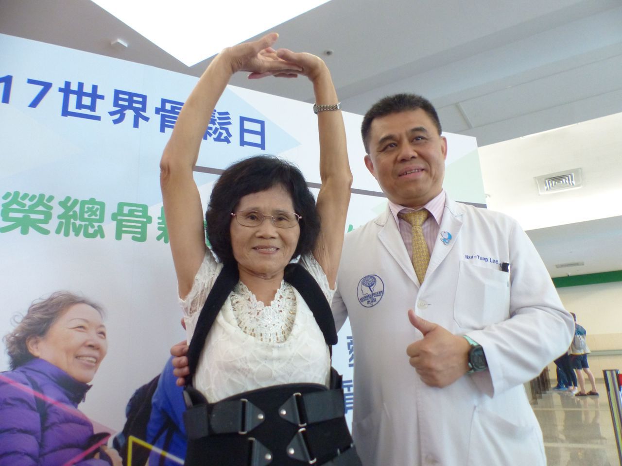 陳姓阿嬤（左）經向醫師李旭東（右）求診後，接受藥物治療，2個月後恢復行動力。記者趙容萱／攝影