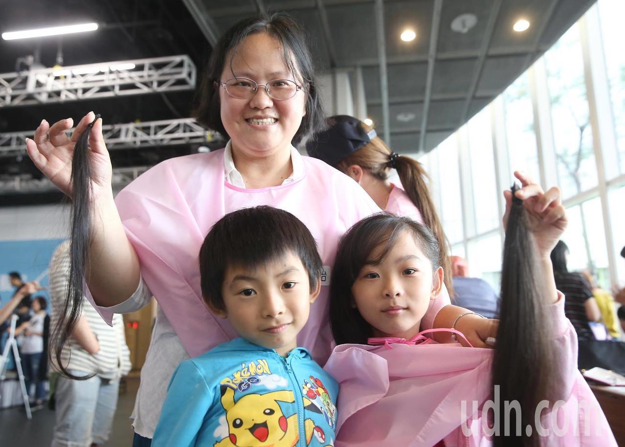 雅筠（後）帶著兒女參加百人捐髮活動，與女兒一起捐髮做愛心。　記者／余承翰攝影