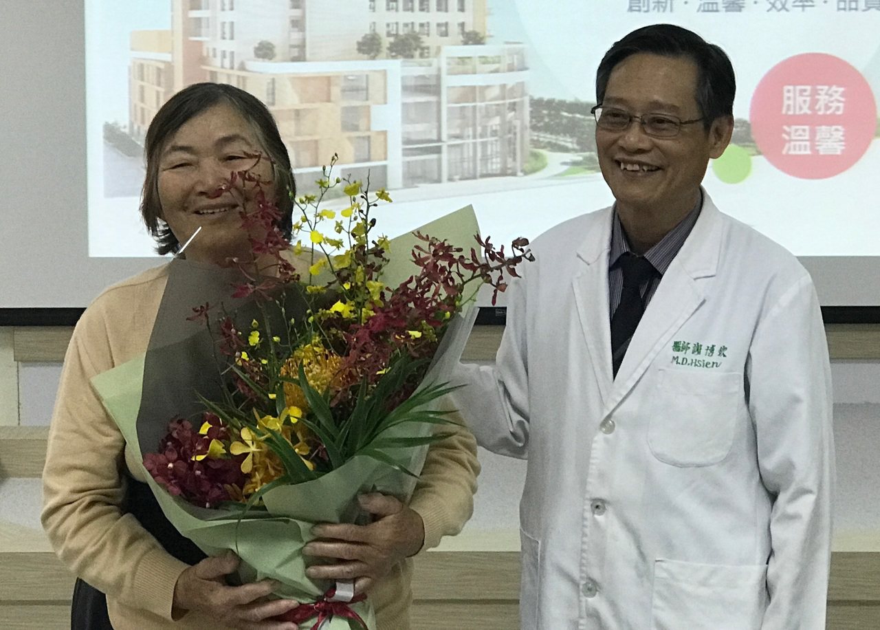 劉姓婦人接受「脊椎千斤頂」微創手術後，今到醫院表示感謝。圖／烏日林新醫院提供