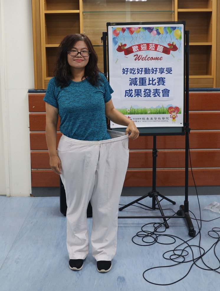 恆春基督教醫院門診助理謝淑玲半年成功減重30公斤，也擺脫糖尿病糾纏，她開心秀出半年前穿的寬大褲子。圖／恆基提供