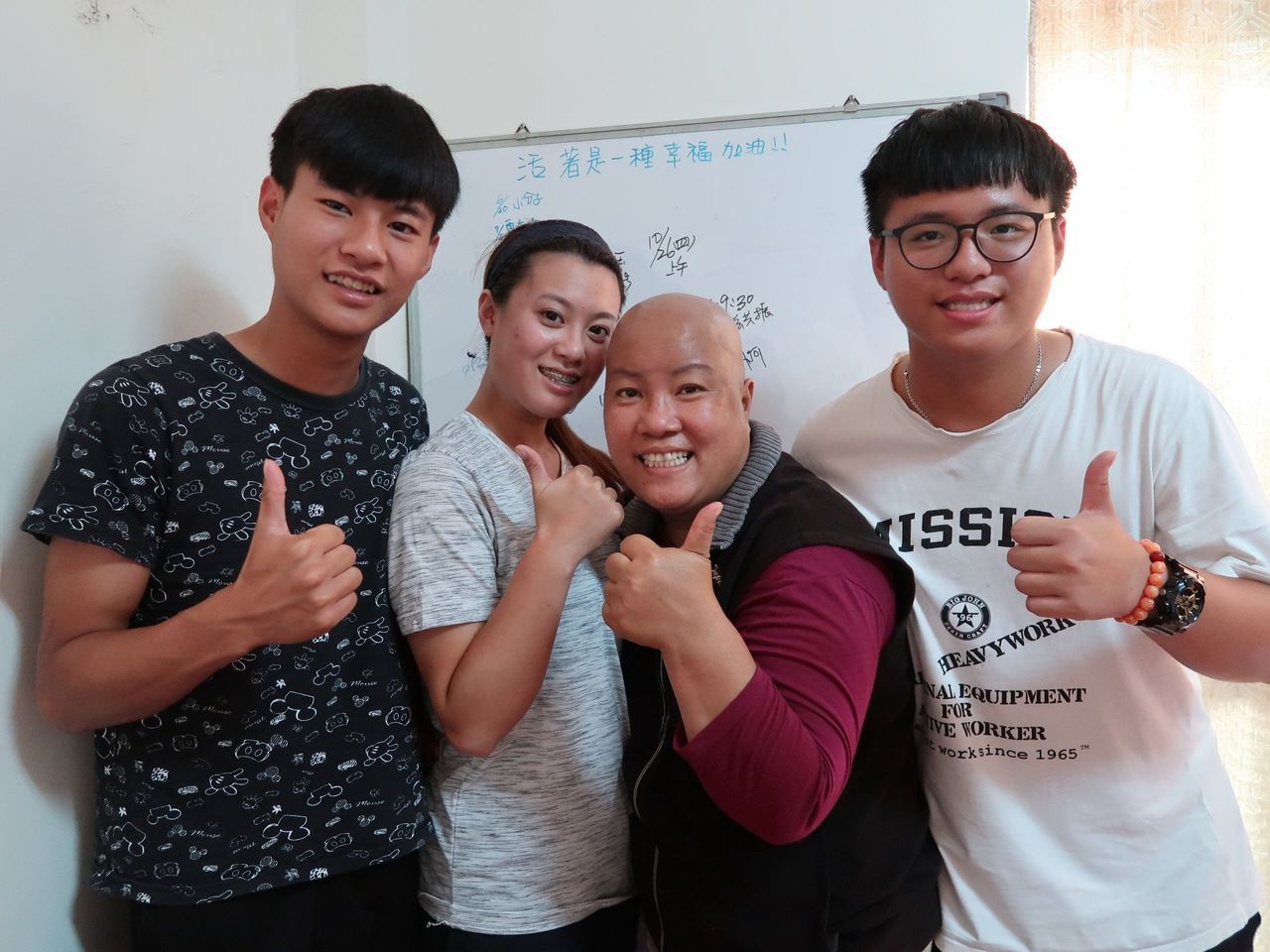 癌末的陳錦珠（右二）樂觀面對生活，她總是告訴孩子，「活著就是一種幸福，要加油」。記者王昭月／翻攝