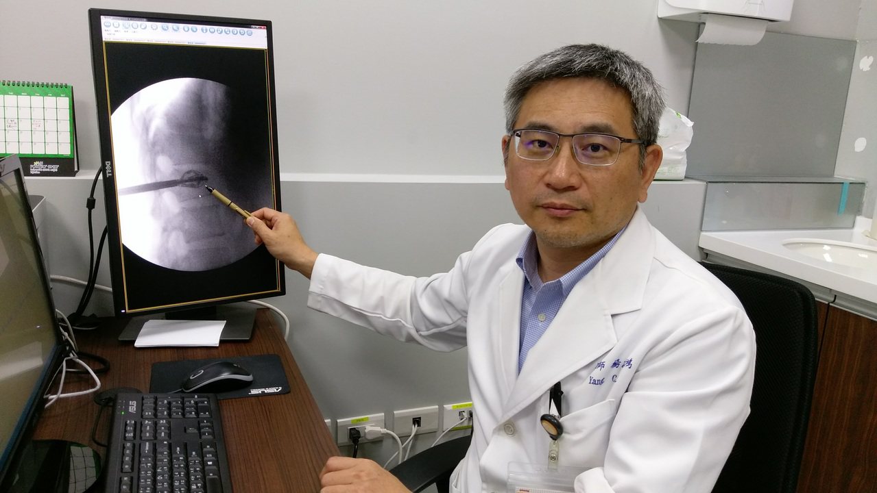 長安醫院骨科主任楊志鴻說，以新式微創椎體撐開手術治療脊椎骨折 縮短半年復元時間。圖／長安醫院提供
