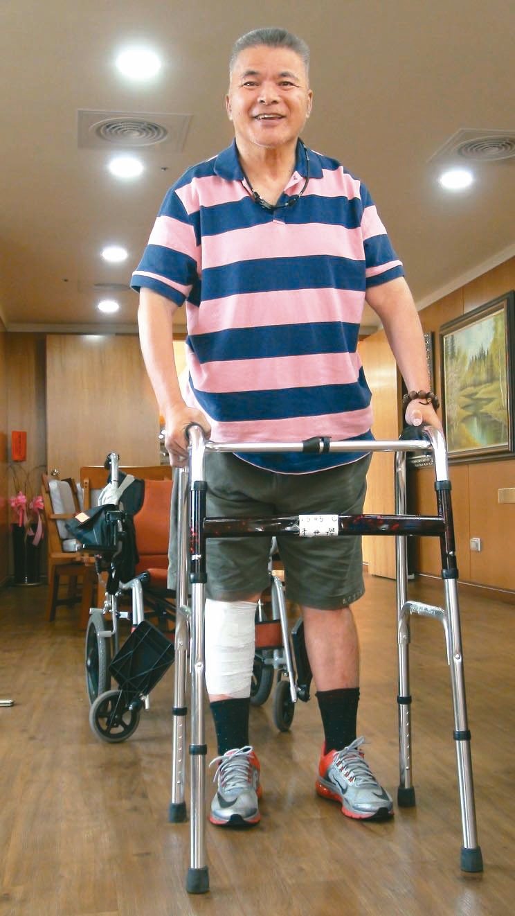 傷到5節頸椎神經的李世傑，從沒想過自己有朝一日能因義大醫院院長杜元坤替他接合神經，重新再站起來。