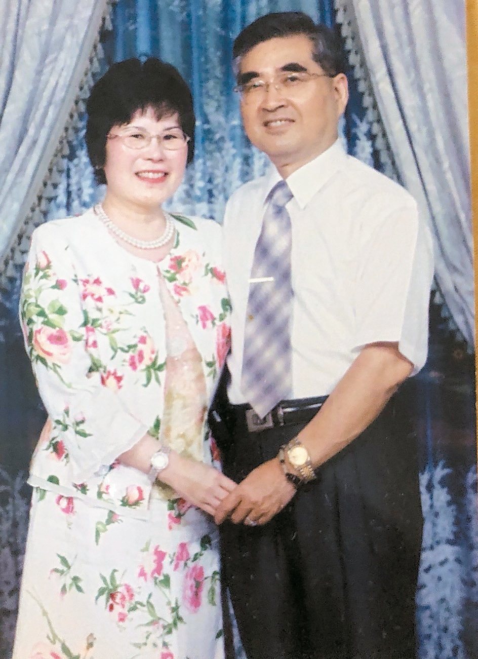 莊維周與妻子黃聖惠(左)結縭30年，他陪著罹癌的妻子抗癌3年多，面對醫學上的瓶頸，連當醫師的他都感到無助。