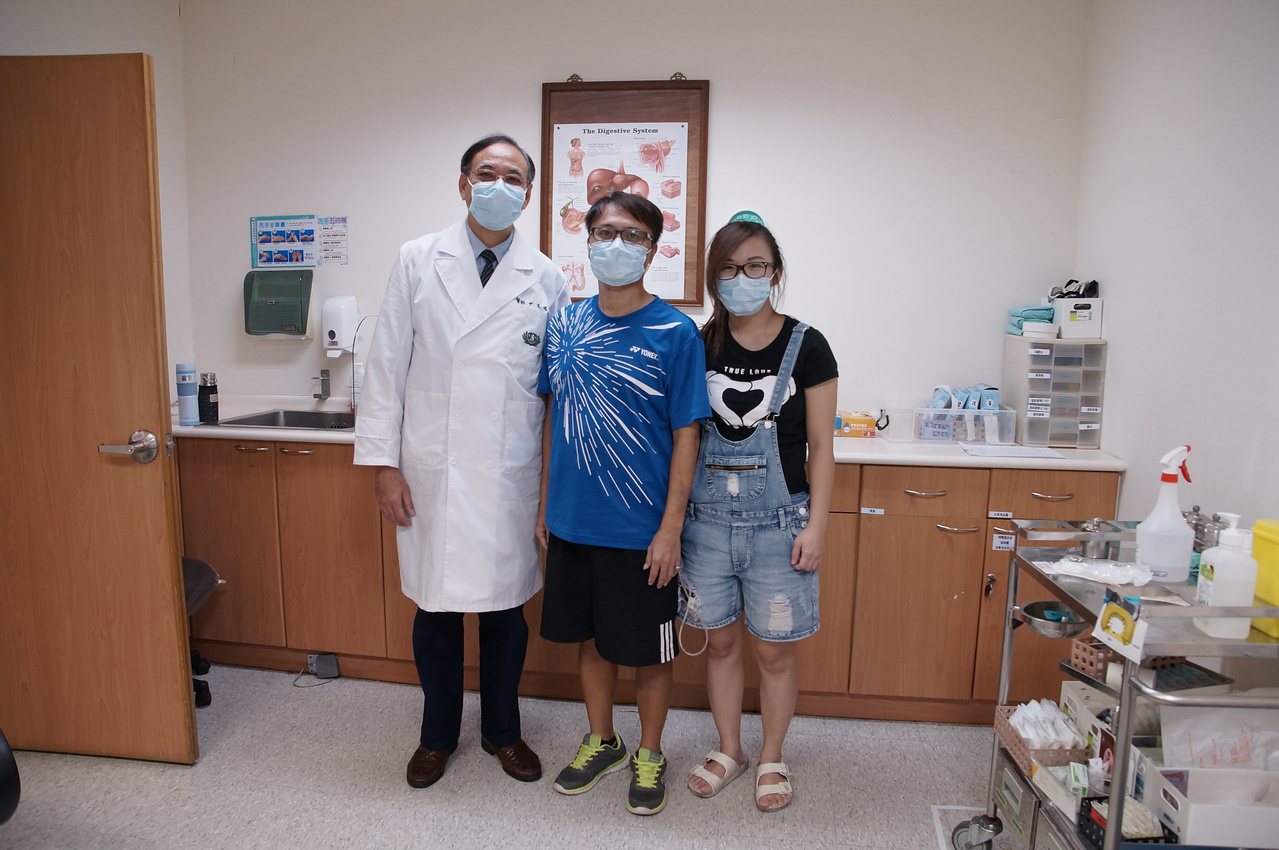 植移中心主任尹文耀(左)與林姓夫婦合影。圖／大林慈濟醫院提供