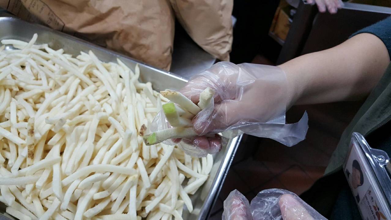 台南市衛生局在麥當勞民族店查獲綠薯條。圖/衛生局提供