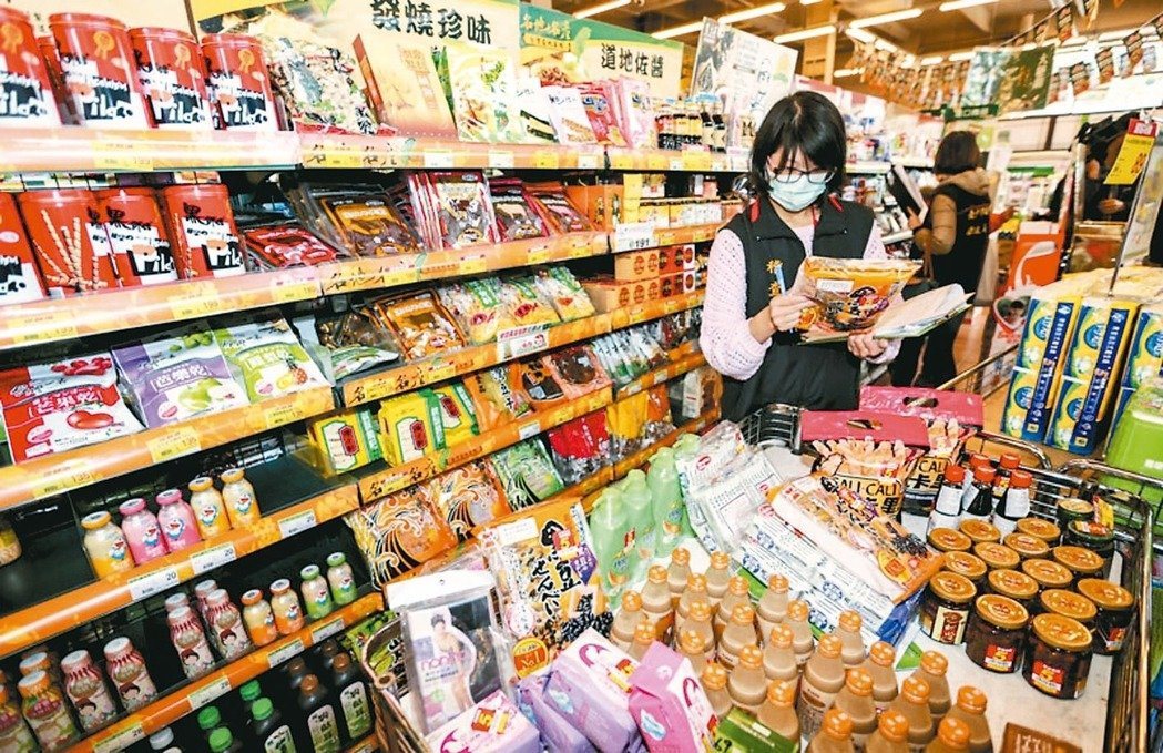示意圖。食藥署去年6月起首次針對網購平台販售的日本食品進行稽查，揪出3件核災區5縣市食品，均為民眾自己到國外買回販售，將依法開罰3萬至300萬元。聯合報系資料照