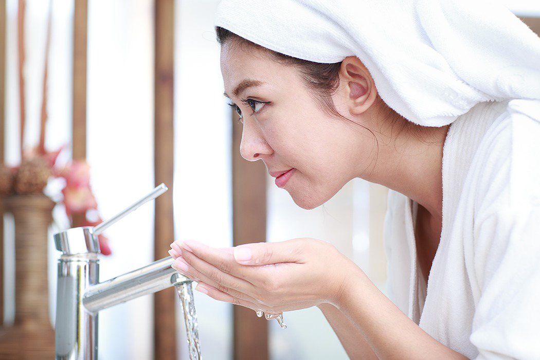 冬天洗臉該不該用熱水，皮膚科醫師陳亭睿表示，若用太燙的熱水洗臉，會把臉上油脂洗掉，反而讓皮膚沒有保護 。圖／ingimage