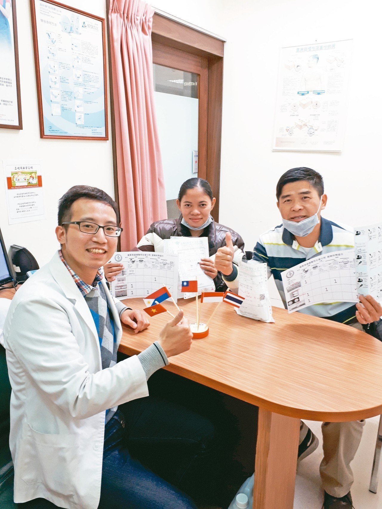 廖先生(右起)與印尼籍看護，感謝藥師提供印尼語用藥說明，並與看護一一確認藥品使用。