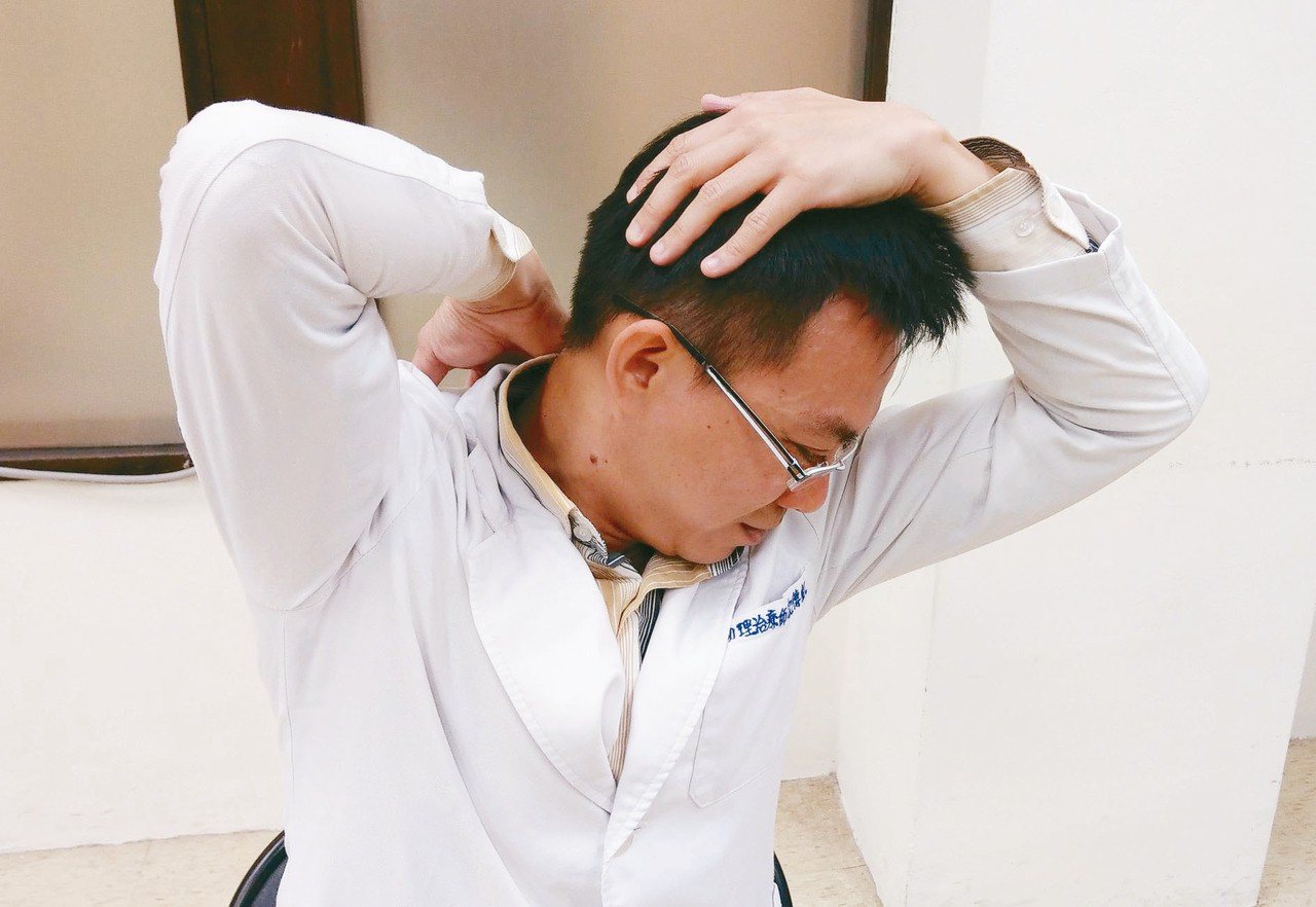 台中醫院物理治療師沈傳凱示範「聞腋青年」動作，放鬆肩胛肌。
