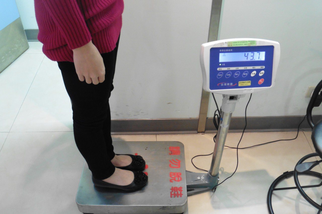 中高年族群如果發現體重在半年內急遽下降五到十公斤，通常即是身體機能異常的徵兆。